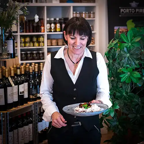 Ana Pires præsenterer en portugisisk specialret hos Porto Pires Cafe