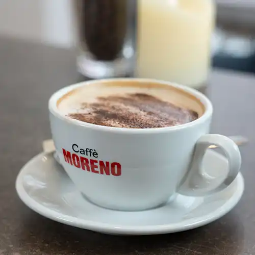 Caffè Moreno cappuccino serveret hos Porto Pires Cafe