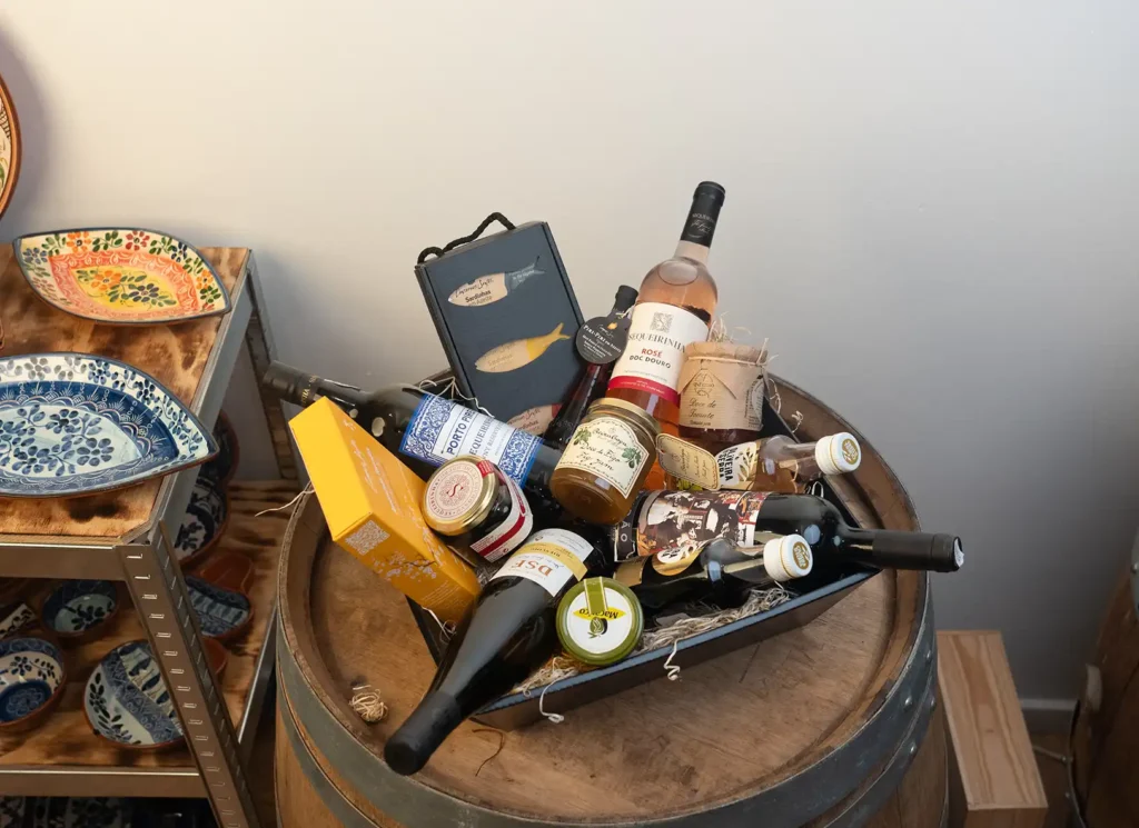 Udsøgte gavekurve med vin og delikatesser fra Svendborg, fremviser Sydfyns og Portugals bedste.