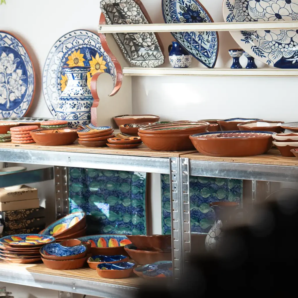 Portugisisk keramik præsenteres i Svendborg butik.