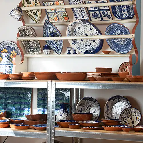 Traditionel portugisisk keramik på hylder i en butik i Svendborg