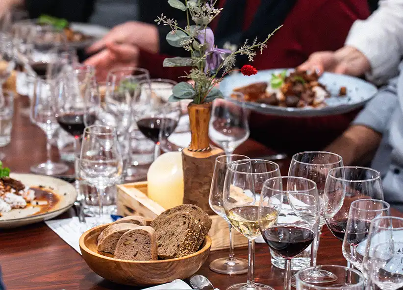 Gæster nyder en traditionel portugisisk middag med vin og brød hos Porto Pires restaurant i Svendborg